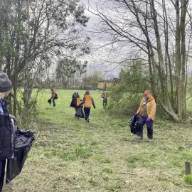 Bezdomovci uklízeli Třinec za stravenky. Z veřejných míst odnesli desítky pytlů odpadu