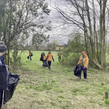 Bezdomovci uklízeli Třinec za stravenky. Z veřejných míst odnesli desítky pytlů odpadu