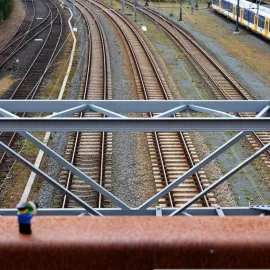 Na koridoru u Přerova uvízlo auto mezi závorami, řidička závoru včas prorazila