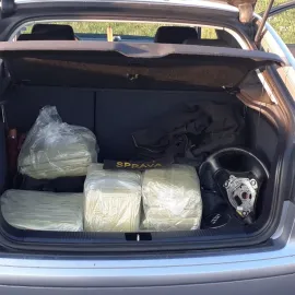 Celníci zadrželi u Šumperka 34 kilogramů kratomu, dvěma mužům hrozí vězení