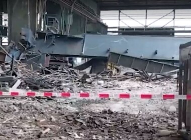 Trosky průmyslové haly zasypaly v Ostravě dva muže, jeden na místě zemřel