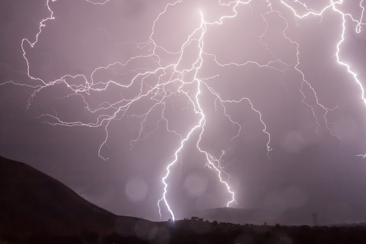 BOUŘE, VICHR A VELKÉ KROUPY: Meteorologové vydali výstrahu pro Moravu a Slezsko