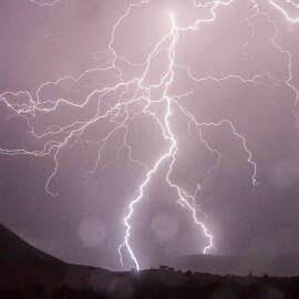 BOUŘE, VICHR A VELKÉ KROUPY: Meteorologové vydali výstrahu pro Moravu a Slezsko