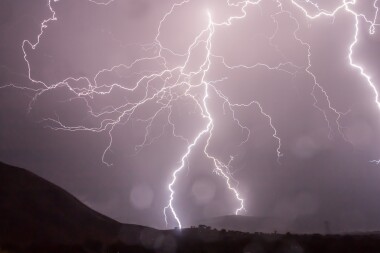 BOUŘE, VICHR A VELKÉ KROUPY: Meteorologové vydali výstrahu pro Moravu a Slezsko