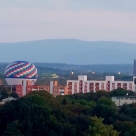 Horkovzdušný balon narazil do školy! V Ostravě museli s přistáním pomáhat policisté!