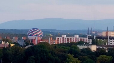Horkovzdušný balon narazil do školy! V Ostravě museli s přistáním pomáhat policisté!