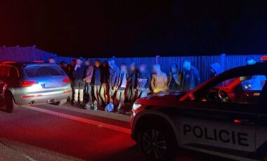 JAKO TETRIS: Policie objevila v osobním autě 16 migrantů