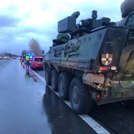 NIŽŠÍ STŘEDNÍ TŘÍDA OPĚT ÚTOČÍ : Maličké auto na dálnici odstavilo tři PANDURY