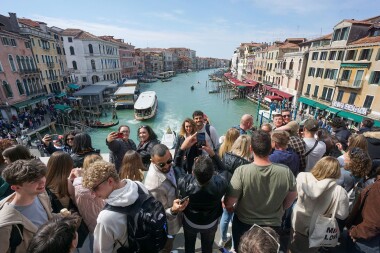 Benátky bojují s bujícím turismem! Za vstup do města si nově zaplatíme!