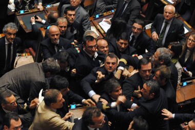 „Itálie“ v italském parlamentu! Zákonodárci se místo jednání porvali!
