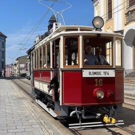 Olomoucký unikát! Do ulic města vyjela tramvaj z roku 1914!