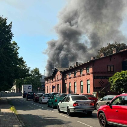 Ve Vítkovicích hoří hala! Hasiči mají situaci pod kontrolou!