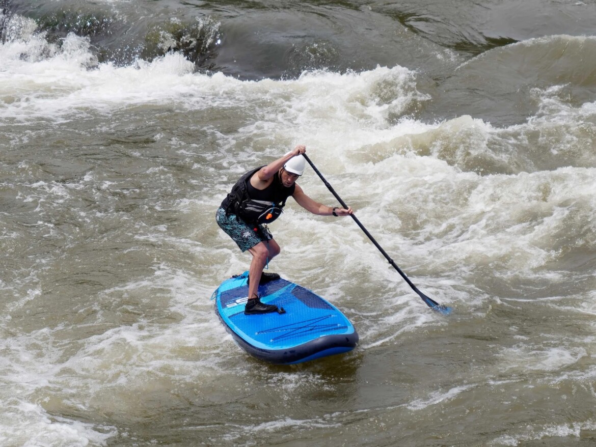 BLÁZNI! V povodňové situaci vyrazili serfovat na Hlučín, nebo na paddleboard!