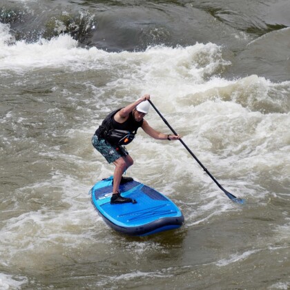 BLÁZNI! V povodňové situaci vyrazili serfovat na Hlučín, nebo na paddleboard!