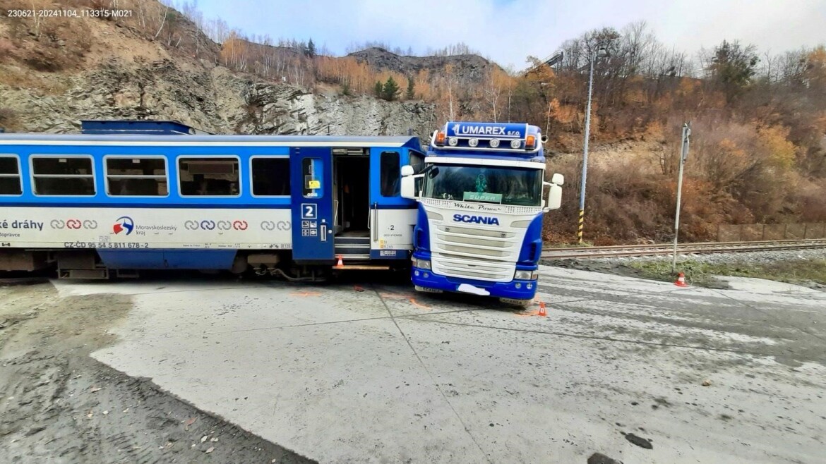 Čtyři ženy se zranily při střetu vlaku s nákladním autem na Novojičínsku!