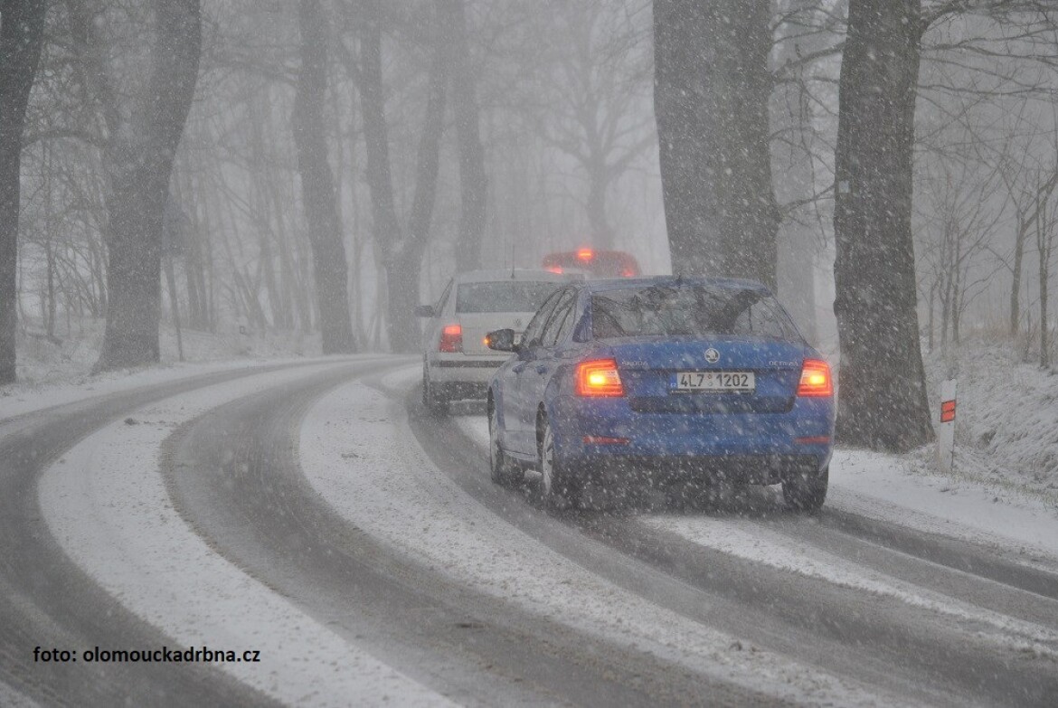 Chumelí se chumelí! První sníh v Beskydech, na Olomoucku vyjely první sypače!