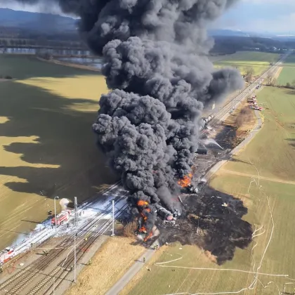 V Hustopečích nad Bečvou hoří nebezpečné chemikálie