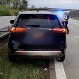 Řidič vyskočil na dálnici u Ostravy z kradeného auta, policie ho zadržela!