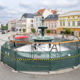 Historická kašna v Karviné slaví 125 let. Město ji nechává opravit do původní krásy