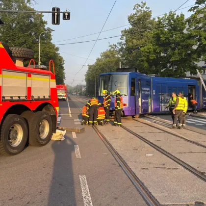 V Ostravě-Vítkovicích po střetu s autem vykolejila tramvaj až na chodník