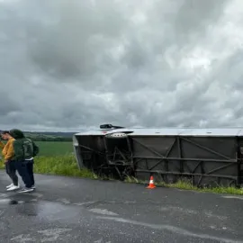 Na Frýdecko-Místecku boural autobus, cestující museli vylézat oknem
