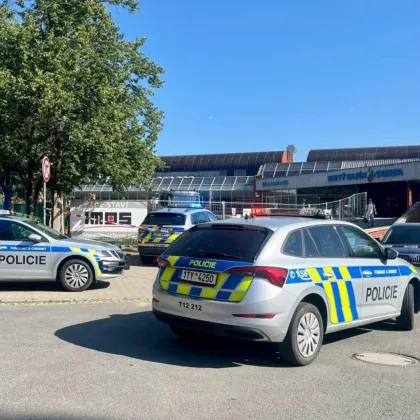 Policisté evakuují bazén v Ostravě-Porubě, anonym nahlásil bombu