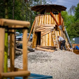 Ostrava otevřela nový Park nad rybníkem s pětimetrovou sochou obryně