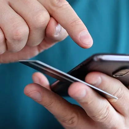 Podvod přes zprávu „Mami, mám nové číslo“ znovu udeřil. Seniorka přišla o 80 tisíc