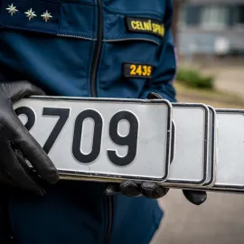 Řidiči s dluhy za pokuty mohou v Karviné přijít o registrační značky