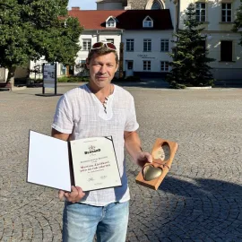 Zastavil kamion, jehož řidič zkolaboval. Dostal za to pivo na rok zdarma