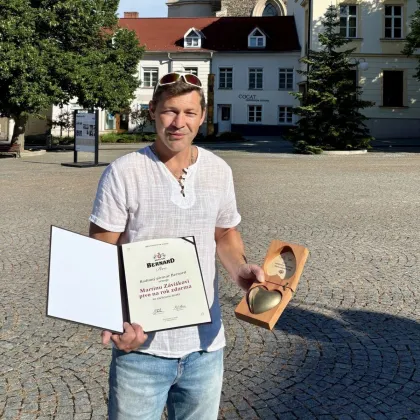 Zastavil kamion, jehož řidič zkolaboval. Dostal za to pivo na rok zdarma