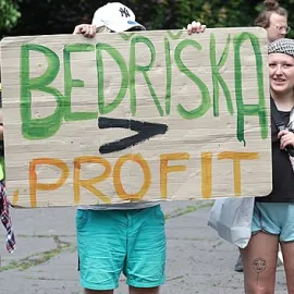 Divoká noc v Ostravě: Radnici polili hnědou barvou, kvůli Bedřišce se strhla bouře
