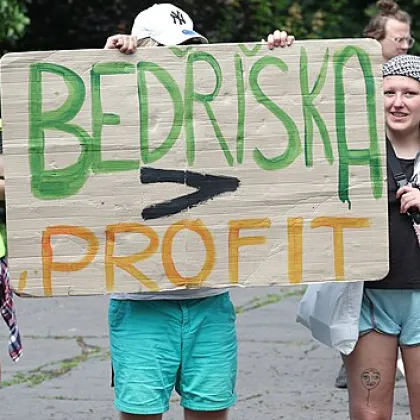 Divoká noc v Ostravě: Radnici polili hnědou barvou, kvůli Bedřišce se strhla bouře