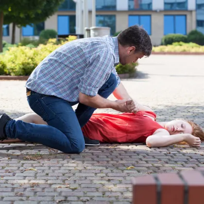 Čím víc lidí, tím menší šance na pomoc! Proč vás může dav zabít a co udělat, abyste zachránili život