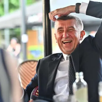 Babiše udeřil muž na mítinku berlí do hlavy, byl v nemocnici, policie prosí - neútočte!