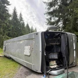 V Beskydech se převrátil autobus, 32 zraněných!