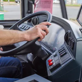Skandál na školním zájezdu: Opilý řidič autobusu s 50 studenty nadýchal přes promile
