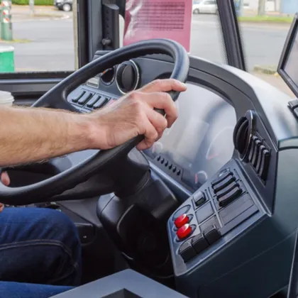 Skandál na školním zájezdu: Opilý řidič autobusu s 50 studenty nadýchal přes promile