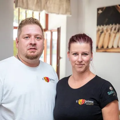 Hospoda U Jelena se po natáčení Ano, šéfe! přestěhovala z Drahotuš do Hustopečí nad Bečvou a daří se jim