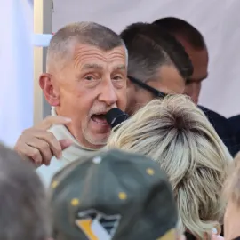 Důchodci, který praštil Babiše svou holí, hrozí tři roky za mřížemi