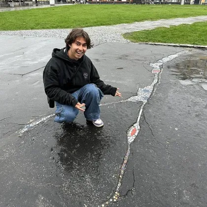 Kde byla díra, je teď umění. Ostravský chodník zdobí pestrobarevná mozaika