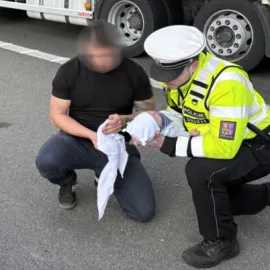 Hrdinové všedních dnů: záchranáři pomohli rodičce doma porodit, policisté v Havířově zachránili miminko