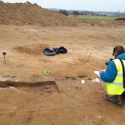 Archeologové objevili při průzkumu D55 u Přerova pozůstatky pravěkých vesnic