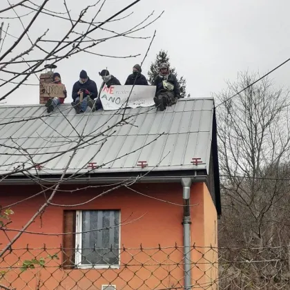 Příznivci Bedřišky protestovali na střeše domu určeného k demolici. &quot;Budeme ji bránit vlastním tělem!&quot;