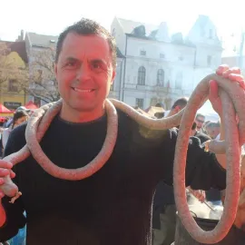 V Hovězím soutěžili v pojídání jitrnic, šampion jich za pět minut spořádal 16