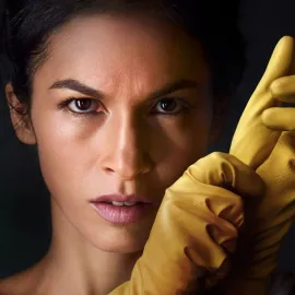 Uklízečka z Kroměříže stojí před soudem za to, že dávala zlodějům tipy na vykradení domů