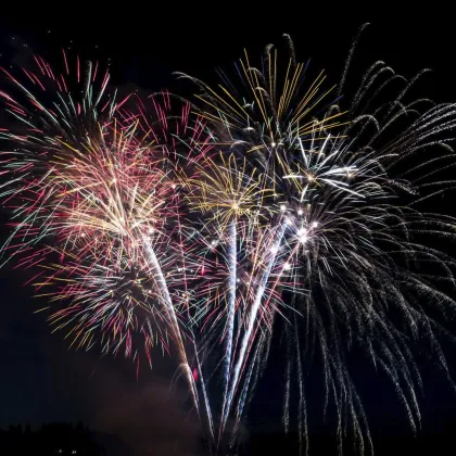 Ohňostroje na Silvestra a Nový rok: přehled akcí v regionu