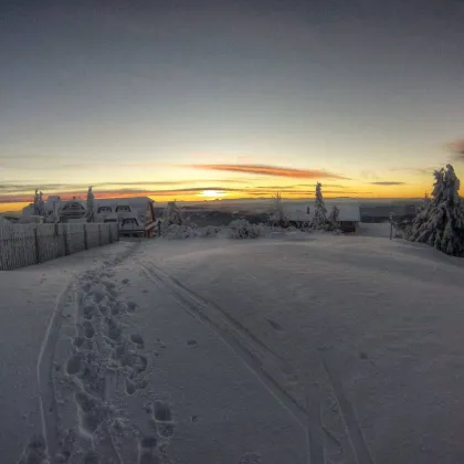 Silvestr na Lysé hoře se zvrhl: tisíce lidí, alkohol a zásahy záchranářů