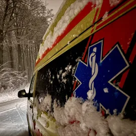 Ledovka o víkendu zaměstnala záchranku: Muž prožil nekonečné čekání na pomoc v potoce