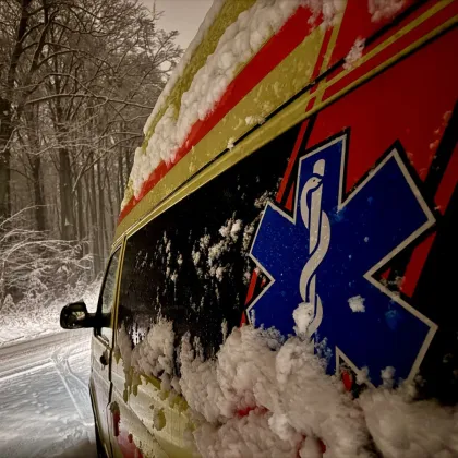 Ledovka o víkendu zaměstnala záchranku: Muž prožil nekonečné čekání na pomoc v potoce